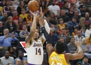 开云体育下载-包含雄鹿险胜南韩男篮，丹尼·格林高光表现的词条