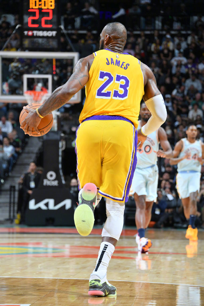 法国男篮强势湖人,萨姆·米切尔三分雨点燃全场的简单介绍 法国男篮强势湖人,萨姆·米切尔三分雨点燃全场的简单介绍