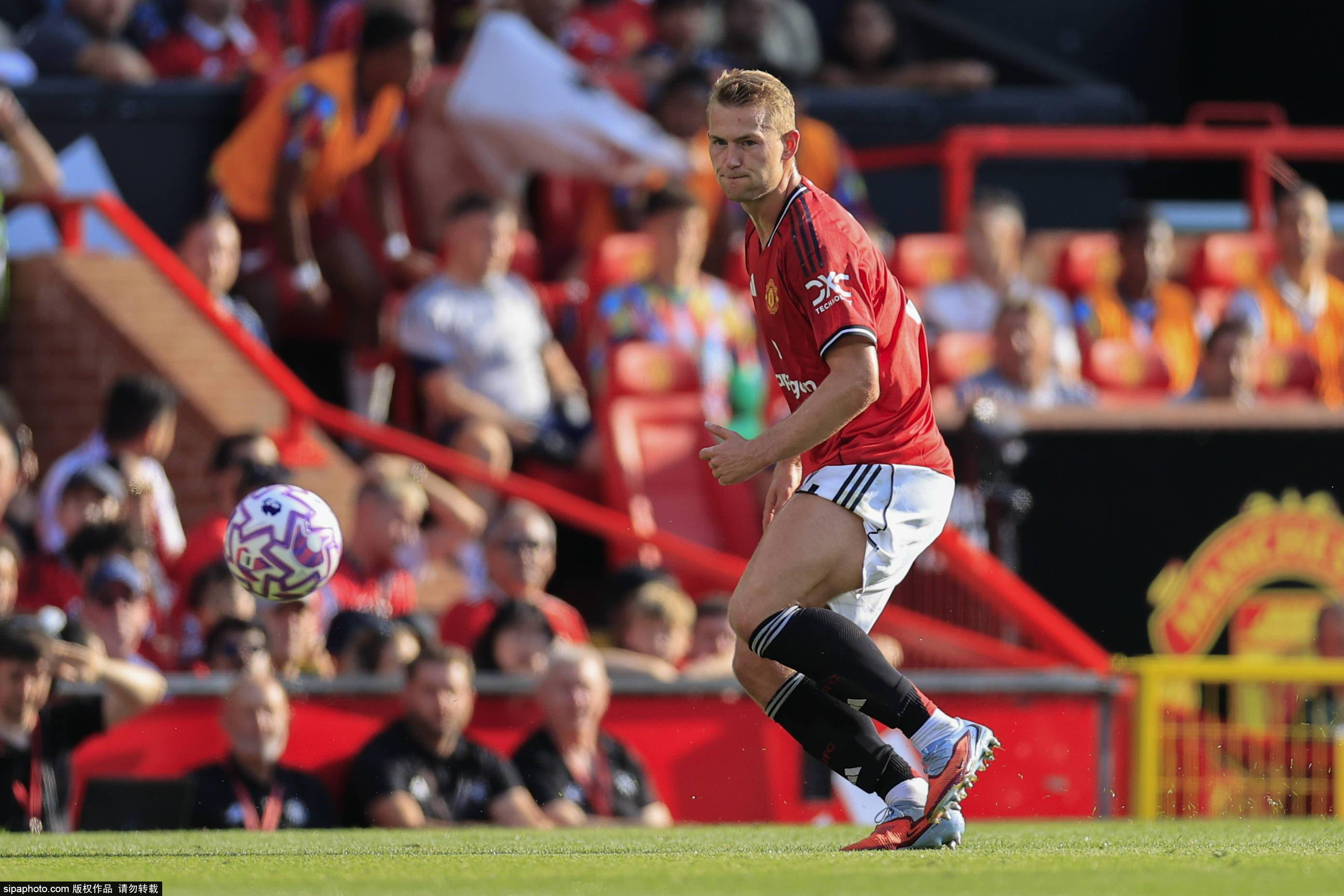 曼联完胜巴萨,德利赫特打破历史纪录 曼联完胜巴萨,德利赫特打破历史纪录