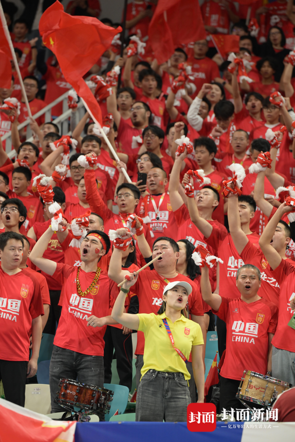 足球场上挑战激烈,球迷狂热助威现场喊声震天的简单介绍 足球场上挑战激烈,球迷狂热助威现场喊声震天的简单介绍