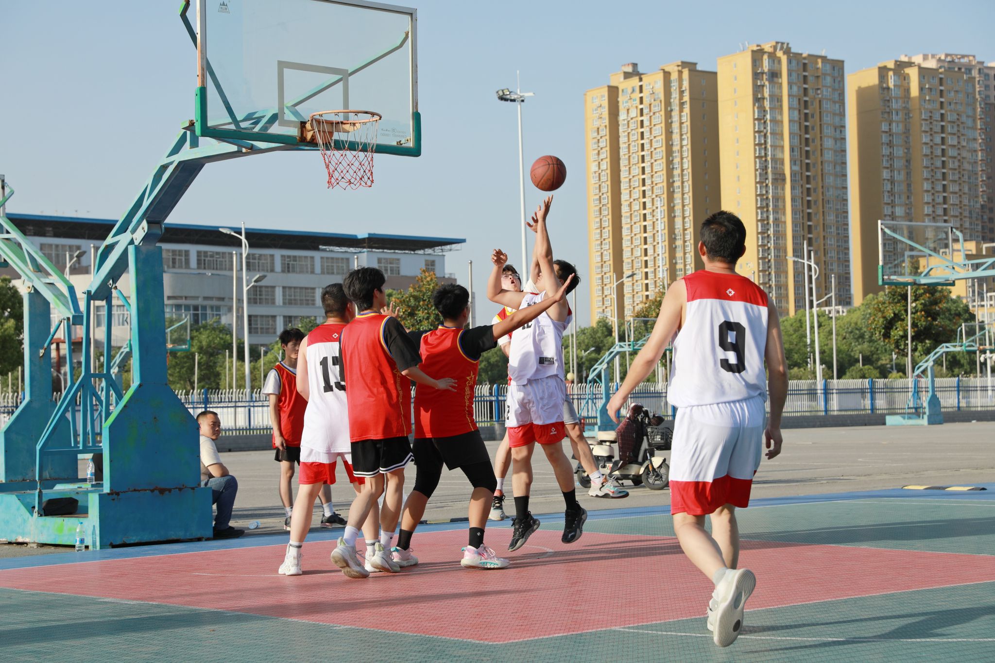 包含竞技场上篮球比赛频频上演,球员敬业拼搏的词条 包含竞技场上篮球比赛频频上演,球员敬业拼搏的词条