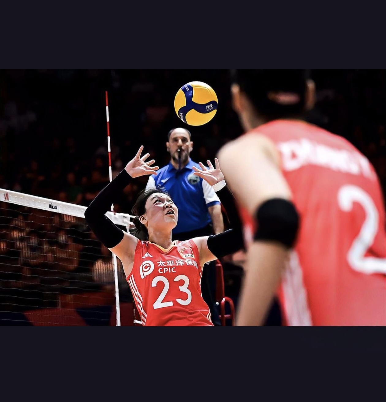 眼看对手逼近,球队团结拼搏迎击挑战 眼看对手逼近,球队团结拼搏迎击挑战