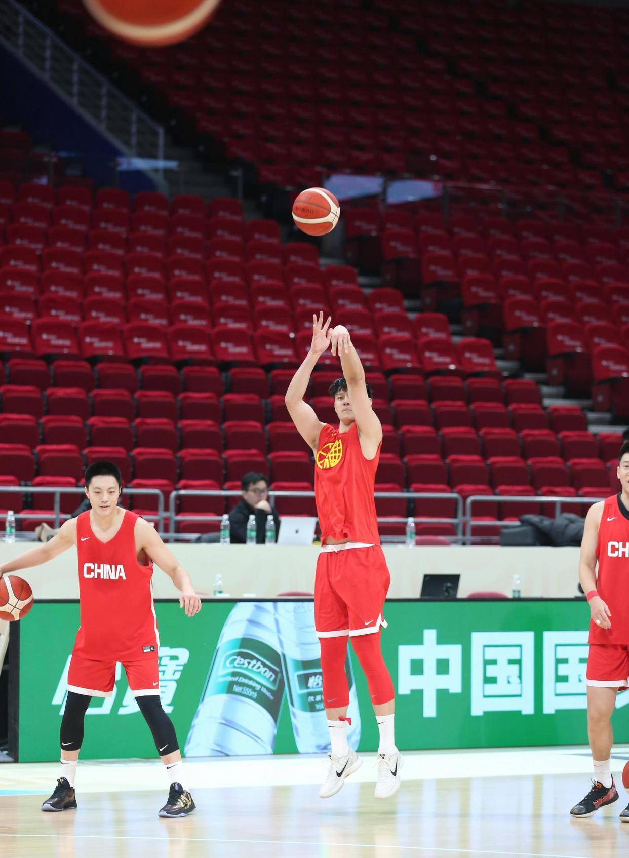 包含新疆队力克雷霆，张镇麟扛起全队的词条