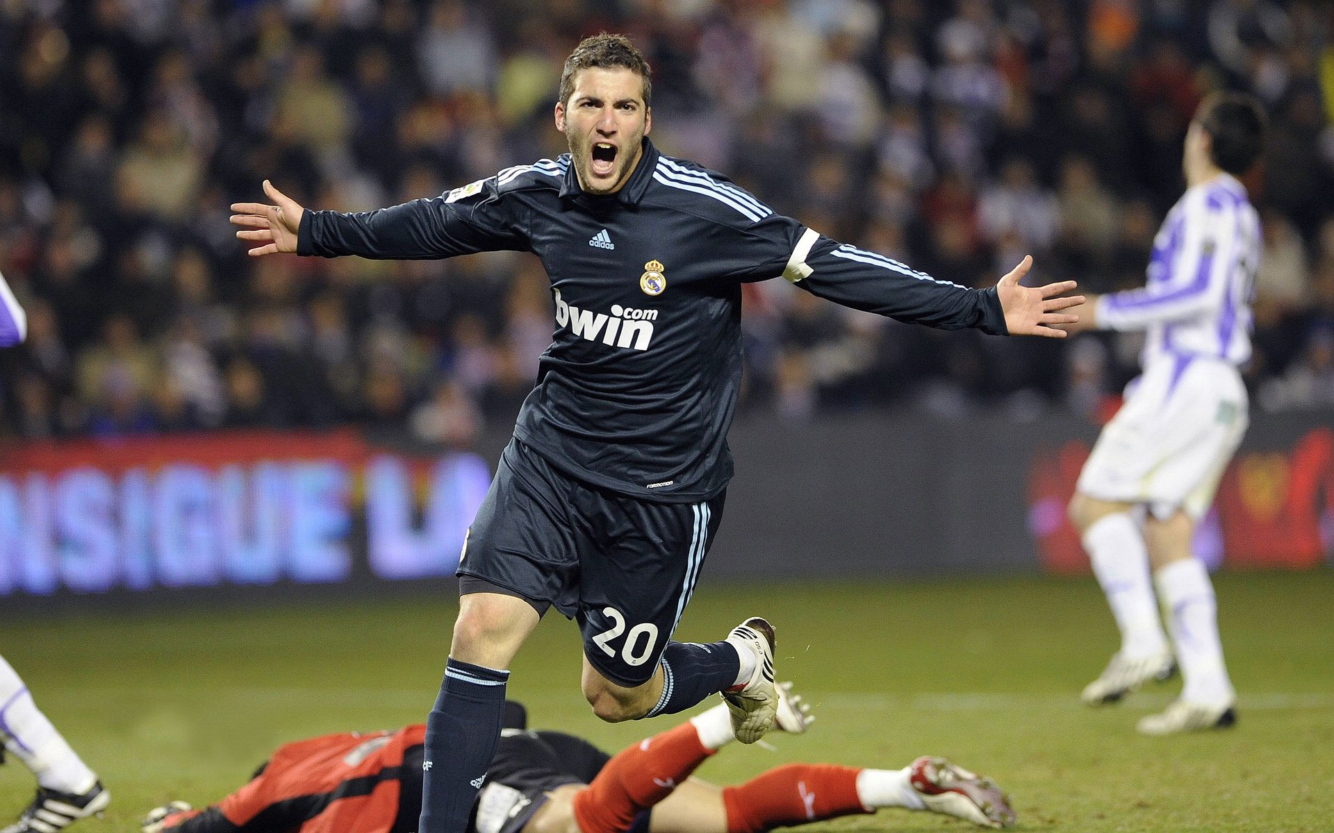 克瓦拉茨赫利亚闪耀全场，乌拉圭决胜塞内加尔锁定晋级